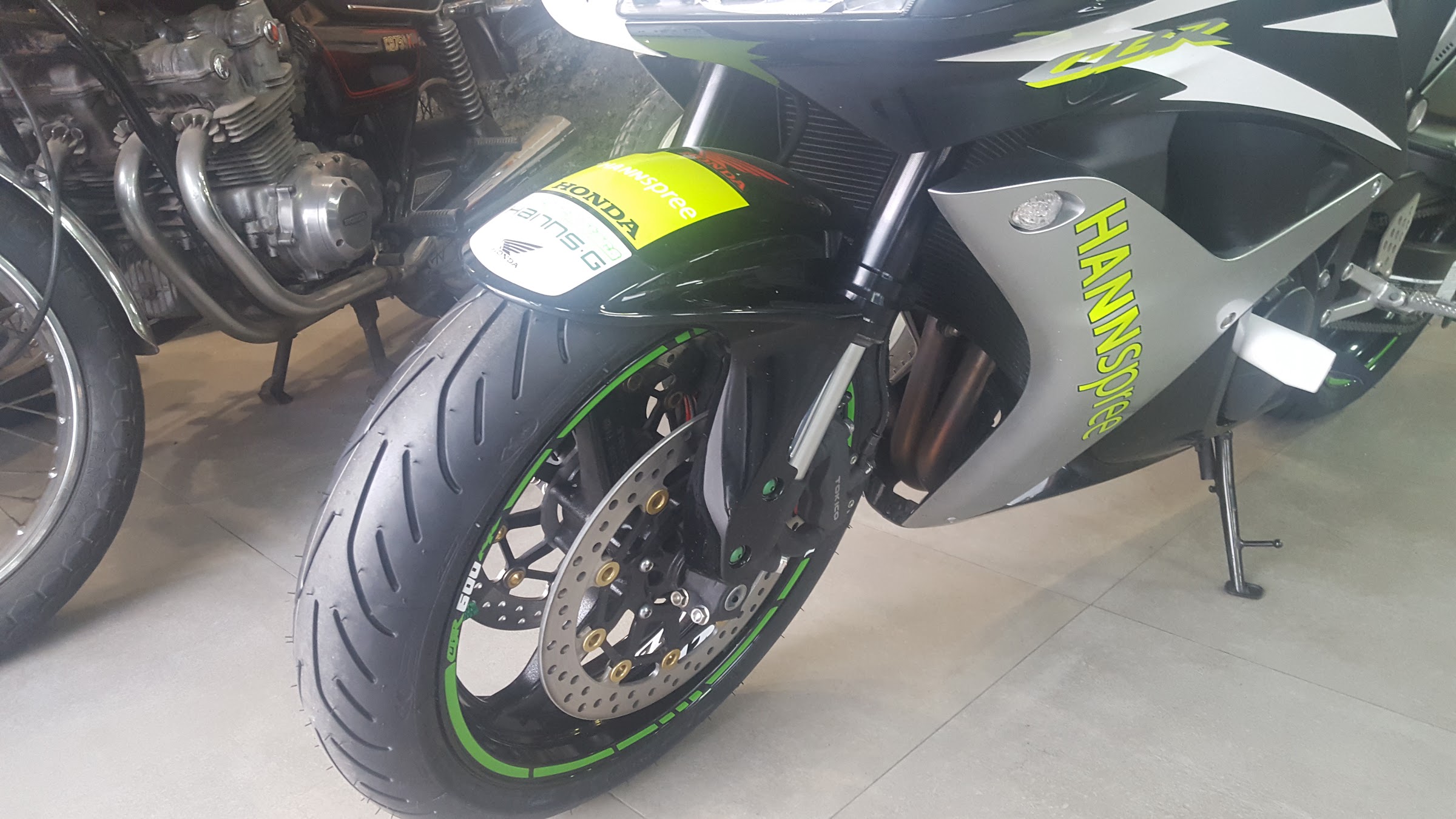 Honda CBR deportiva en el taller de HBC Touring