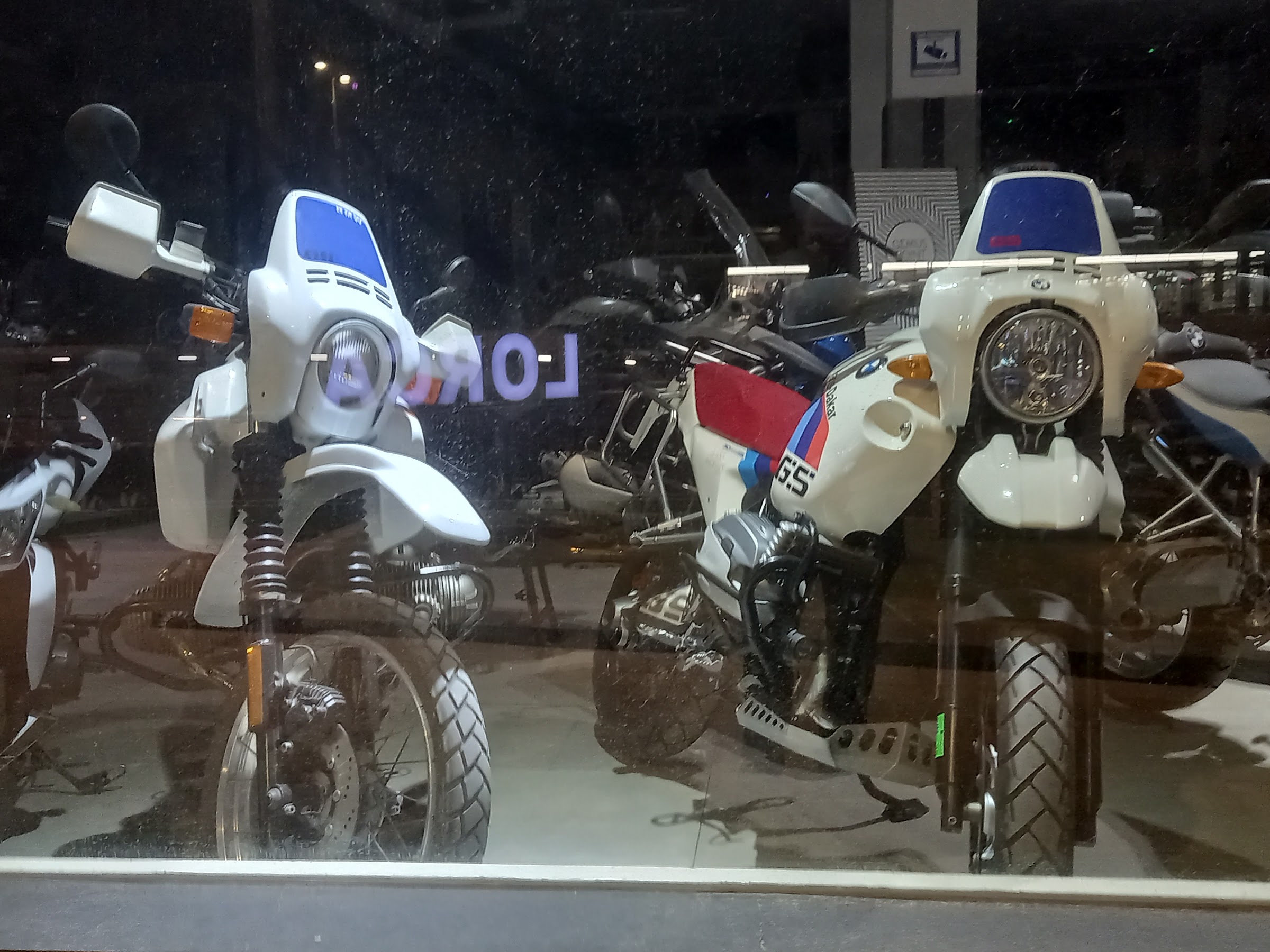 Motos BMW clásicas de colección en el escaparate