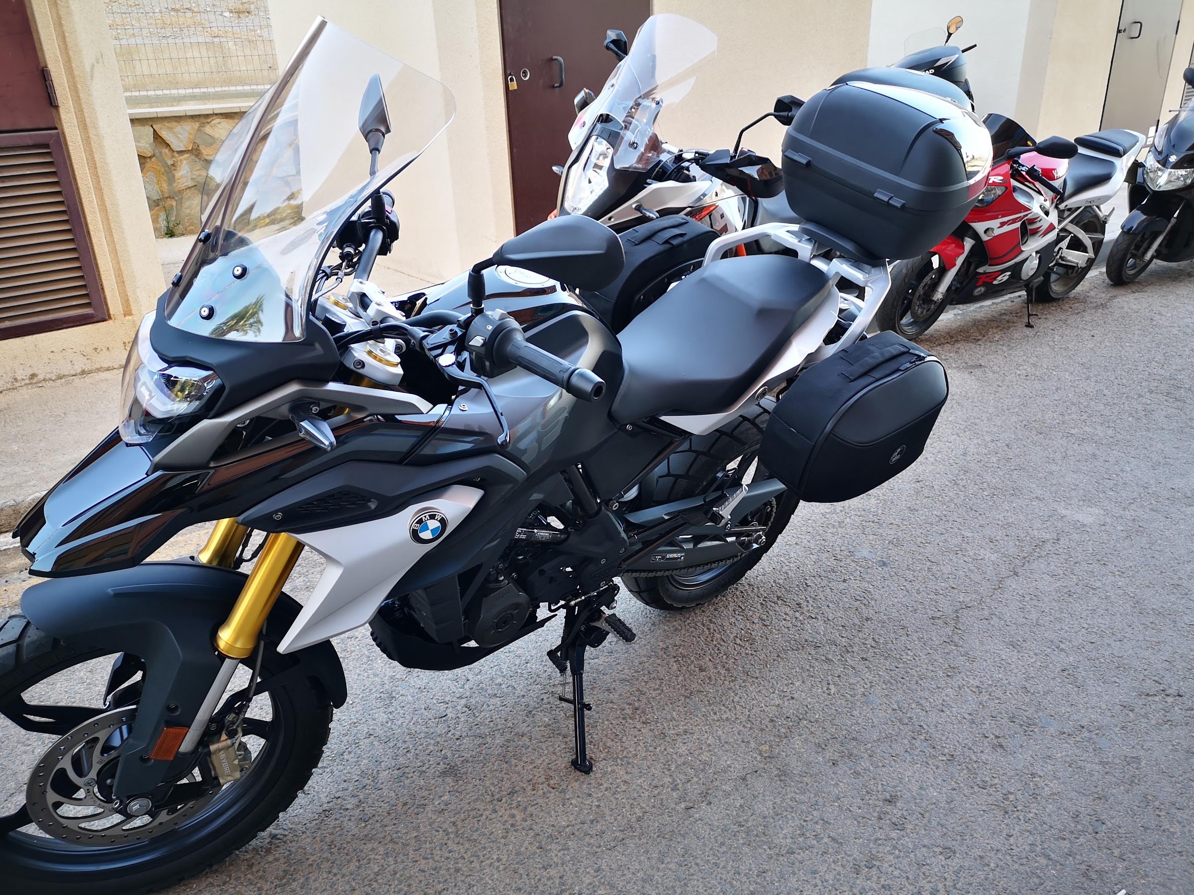 BMW R 1200 GS con maletas de viaje