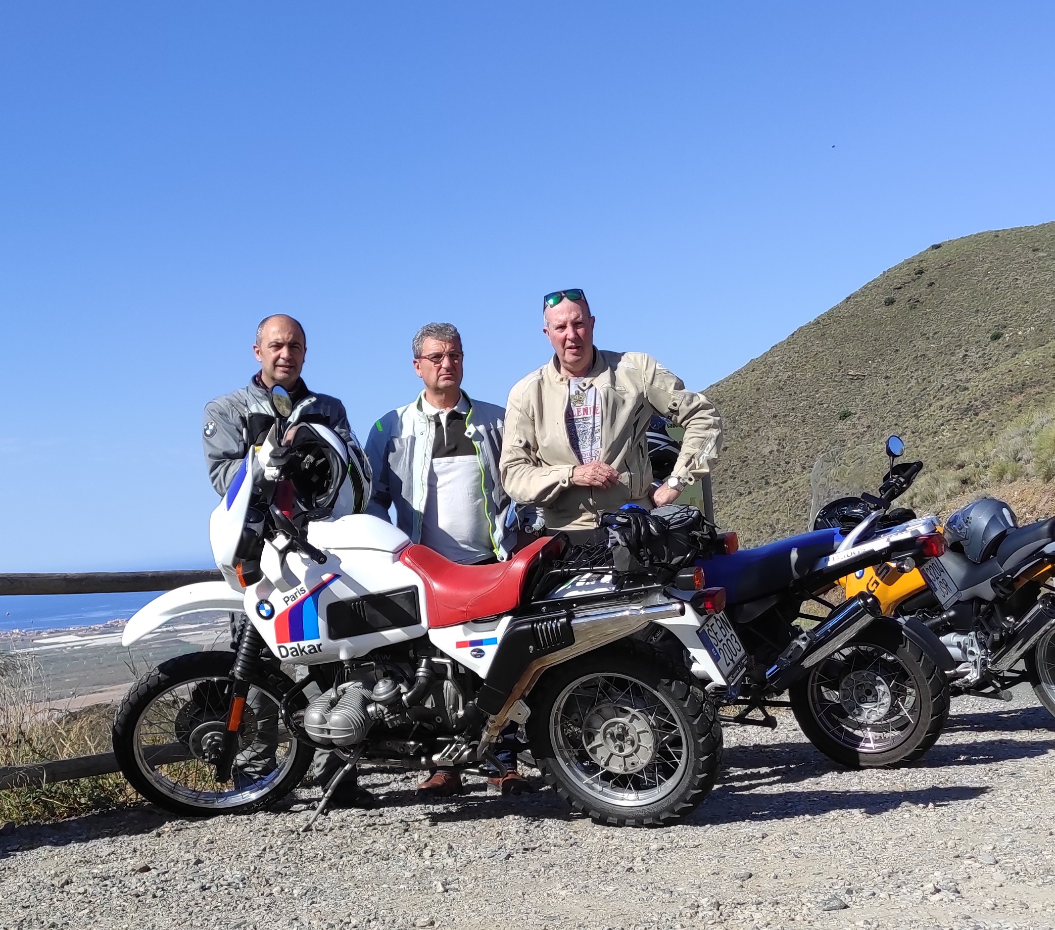 Moteros con BMW clásicas Paris-Dakar en un mirador de la costa