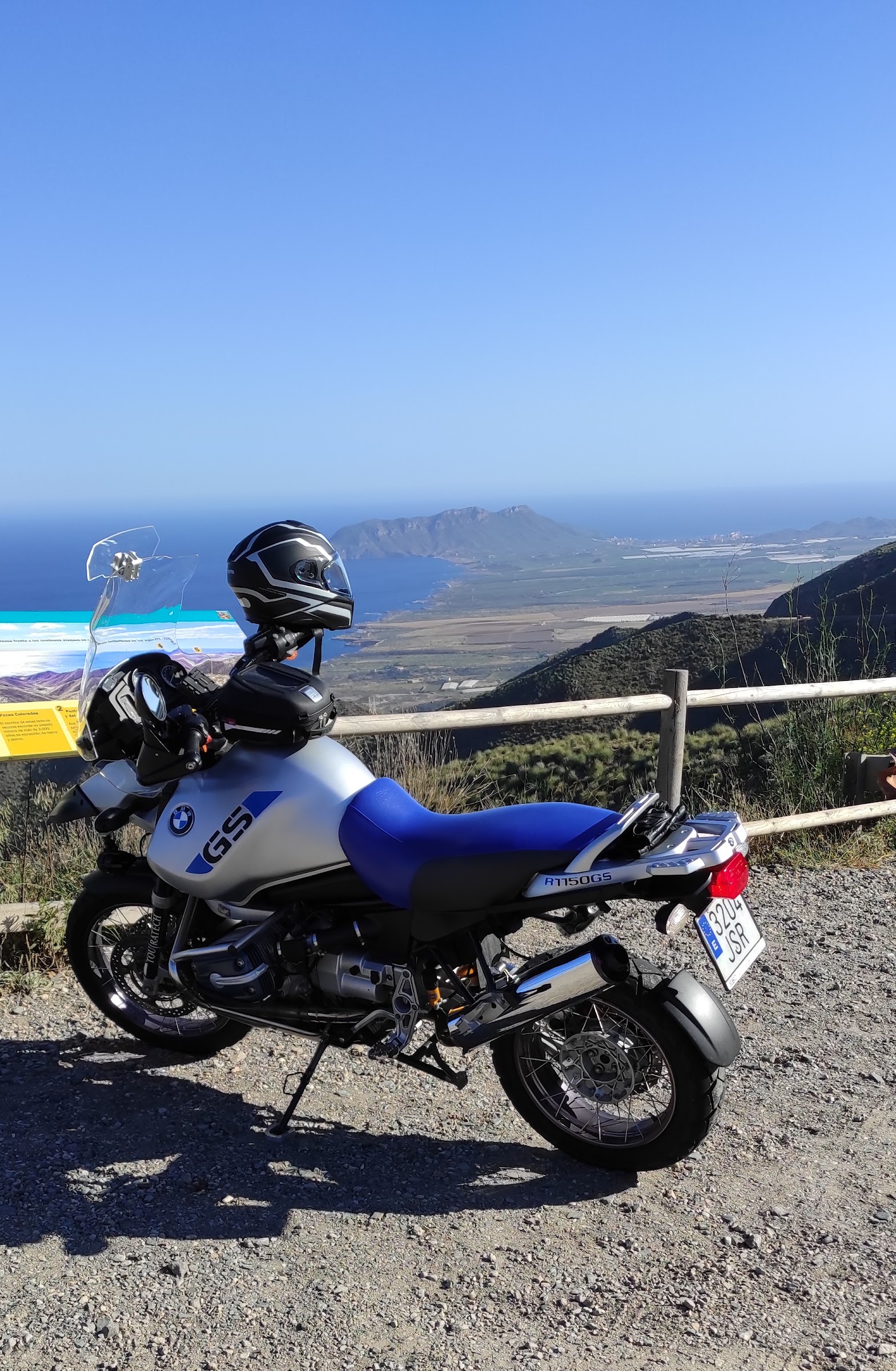 Moto BMW GS de HBC Touring frente al mar en la costa de Lorca