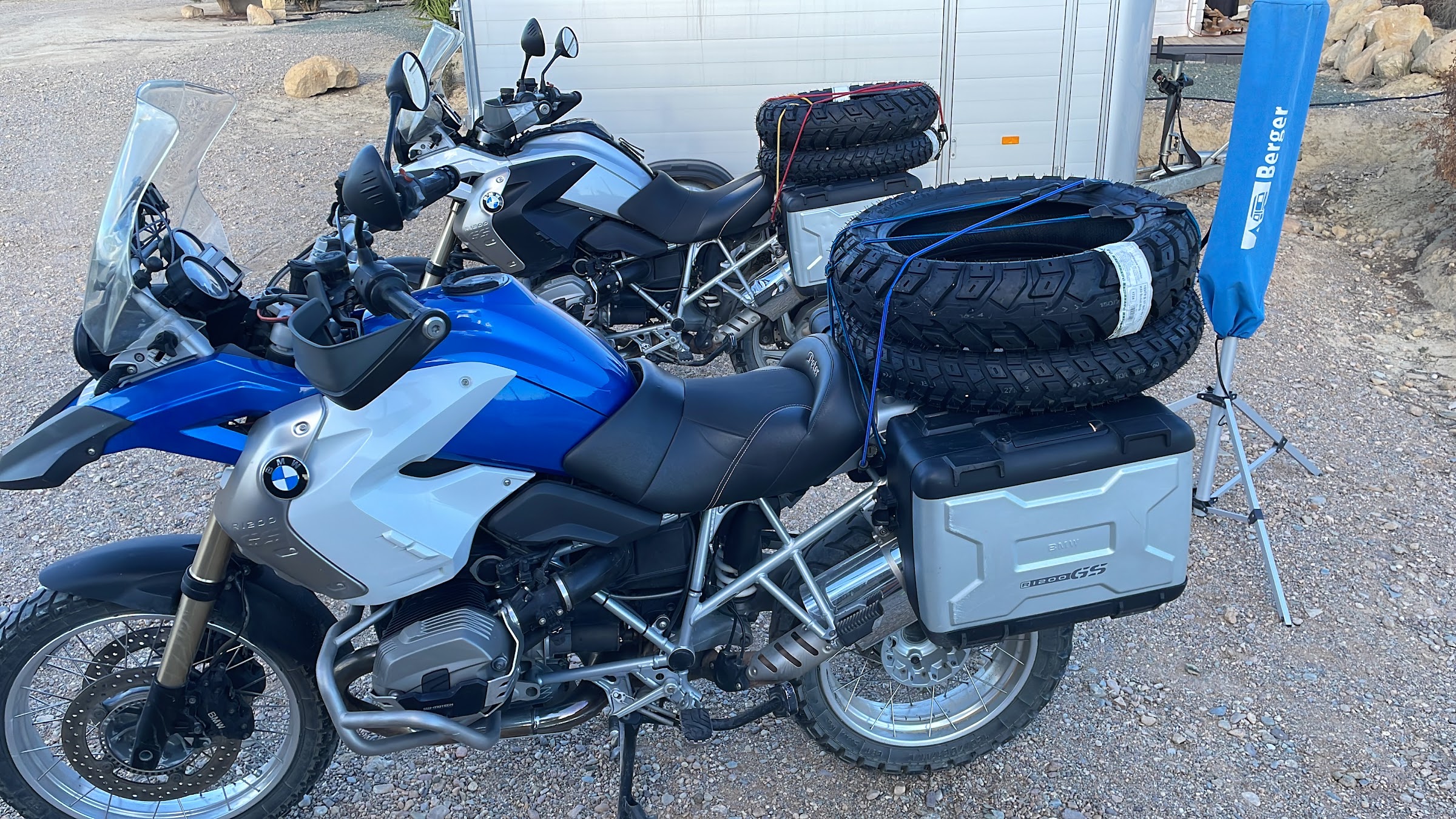 BMW GS de aventura con neumáticos de tacos