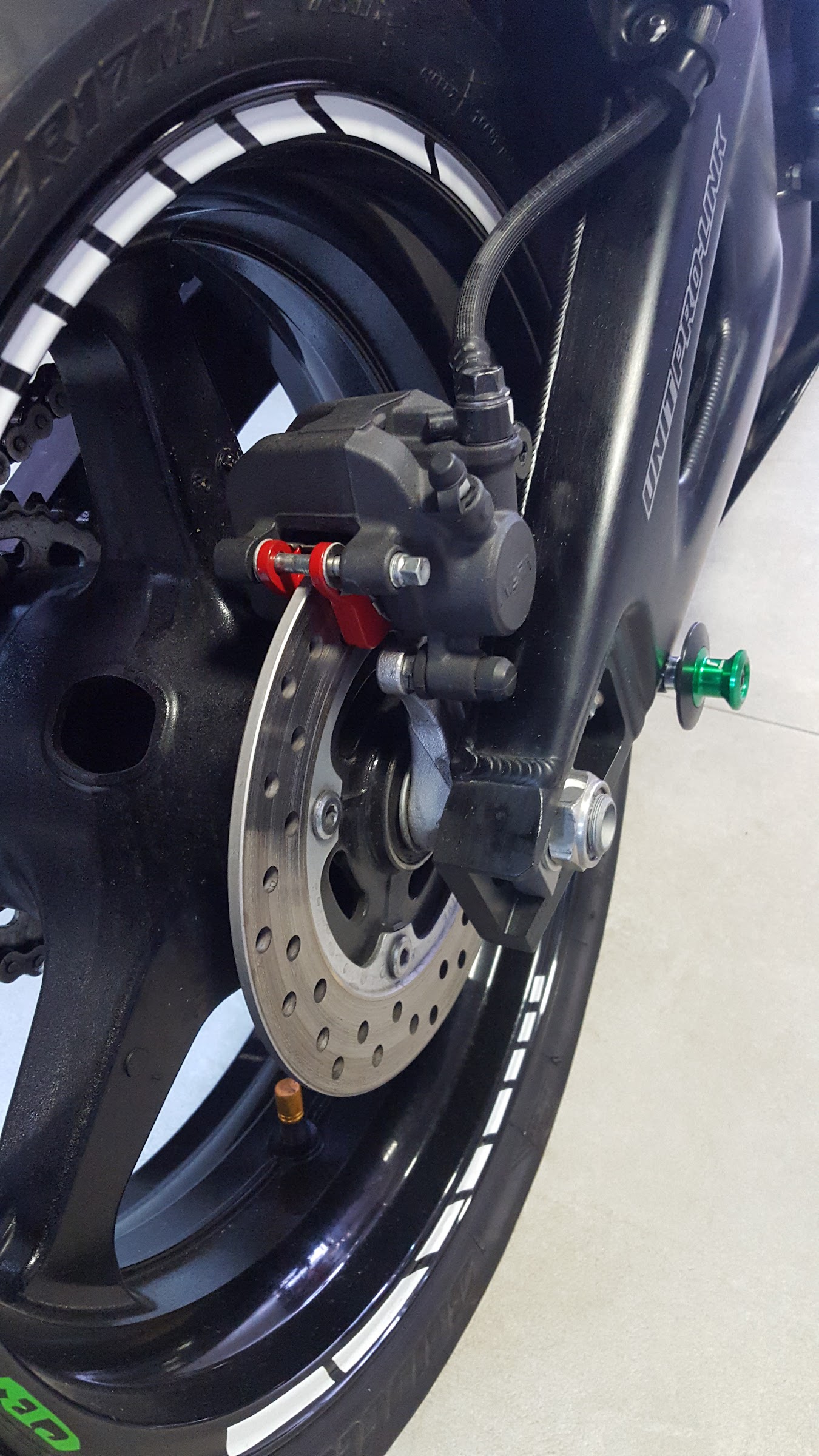 Detalle de freno trasero y llanta de una moto deportiva