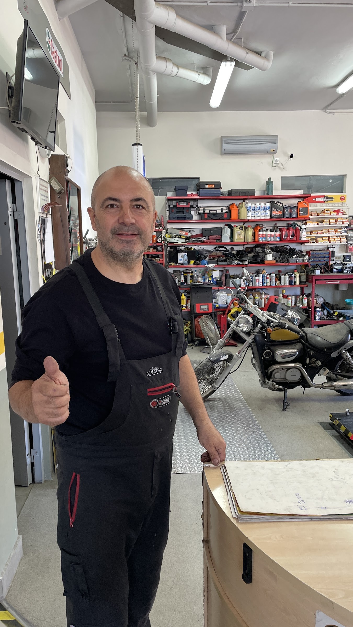 Mecánico de HBC Touring en el taller de motos de Lorca